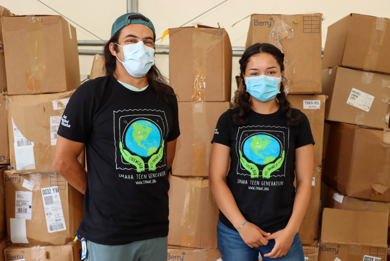 Luis Vazquez and Bianca Ruiz, Adolescent Health Educator, packing school supplies for the 2021 ¡Vive tu Vida! Get Up! Get Moving! Back-to-School Bash.